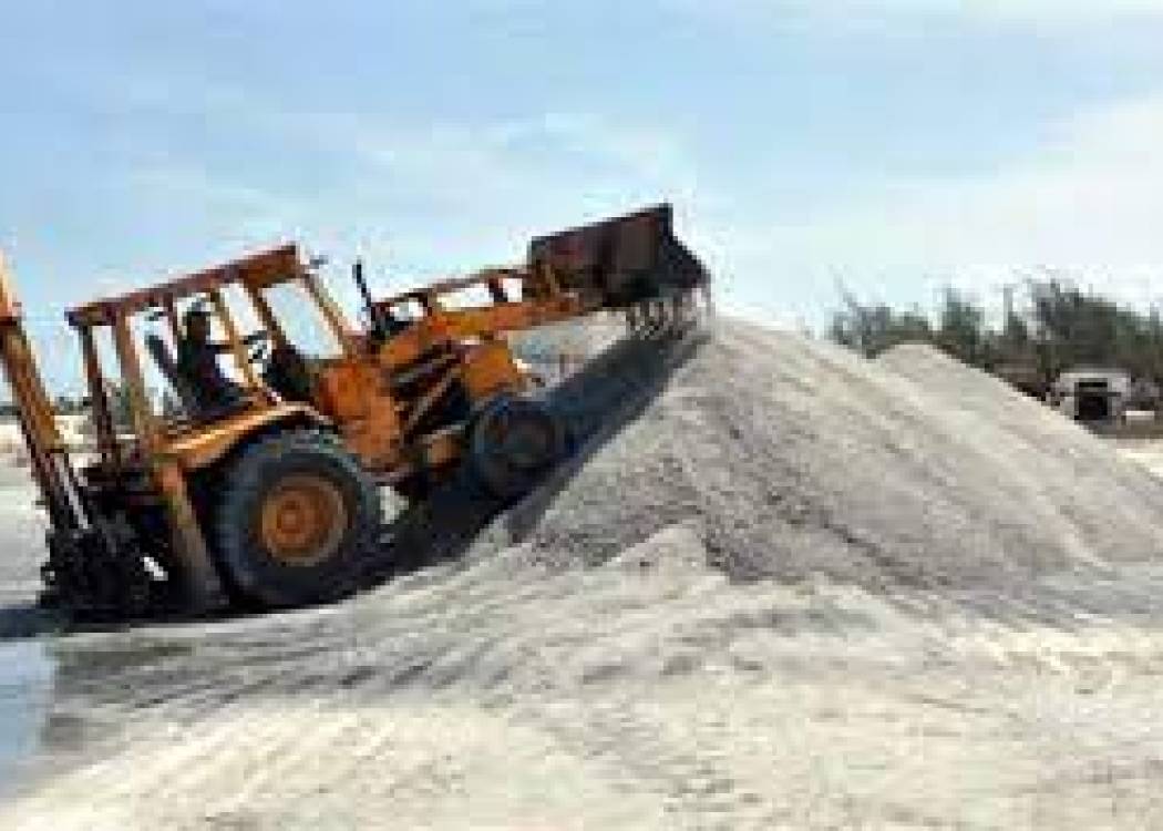 Extracción de sal marca buen paso en salina de Santa Lucía, Nuevitas