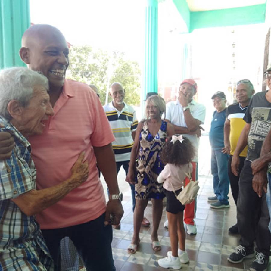 Un padre portuario que sigue acogiendo a sus trabajadores como hijos (+ Fotos)