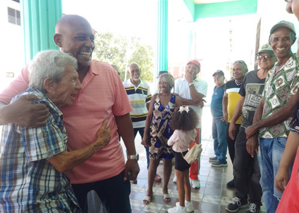 Un padre portuario que sigue acogiendo a sus trabajadores como hijos (+ Fotos)