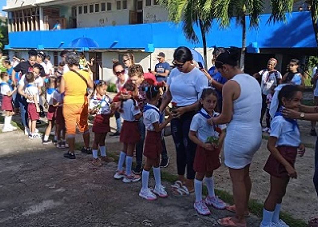 Reciben pioneros nueviteros la pañoleta identificativa como miembro de la organización estudiantil (+Fotos)