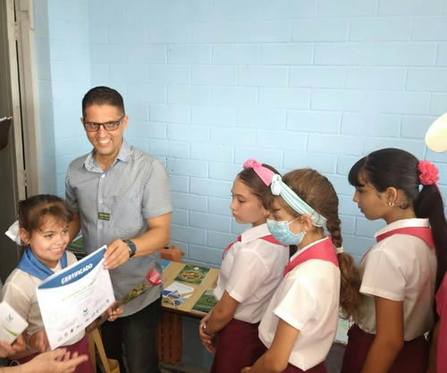 Premiación de pioneras nueviteras ganadoras del concurso de dibujo infantil Juntos podemos lograr un planeta resiliente.
