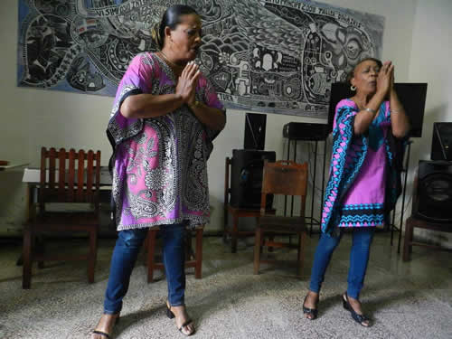 Dúo voces, de Camagüey,  interpreta cantos haitianos. 