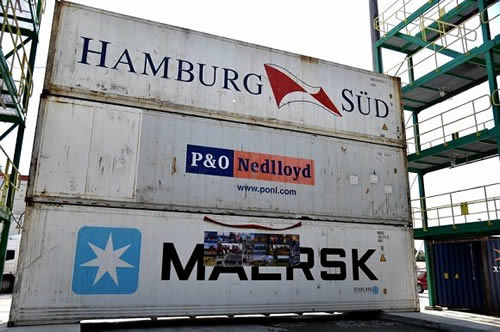 Contenedores con la carga de donativos del gobierno de Belarús al pueblo cubano, compuesto por medicamentos y alimentos, como apoyo del Plan de Prevención y Control del Coronavirus (COVID-19), efectuado en la Terminal de Contenedores del Mariel, en la provincia Artemisa, Cuba, el 18 de febrero de 2022. Foto: Omara García Mederos / ACN.