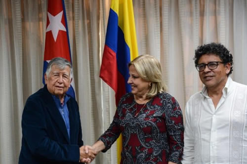 Ana Teresita González Fraga (C), viceministra primera del Ministerio del Comercio Exterior y la Inversión Extranjera; Javier Pava Sánchez (D), Director General de la Unidad Nacional para la Gestión de Riesgos de Desastres en Colombia; y José Noé Ríos (I), embajador de Colombia en Cuba. Foto: Marcelino Vázquez/ ACN