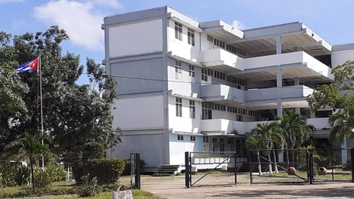 La escuela de idiomas Ignacio Agramonte radica en la secundaria básica América Latina.