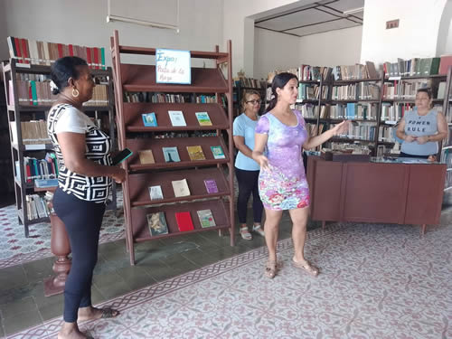 Inaugura Biblioteca de Nuevitas expo dedicada a Nicolás Guillen.