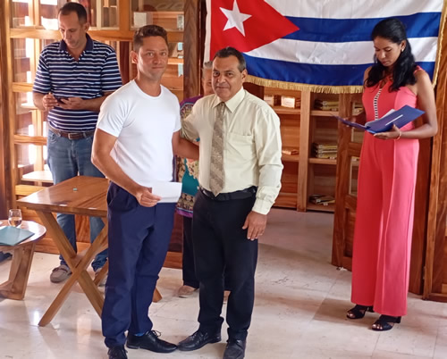 Julio Alberto Porta López, recibió el diploma de graduado de Inspector Estatal y de Servicios Turísticos de manos del delegado de Cubanacan del territorio.