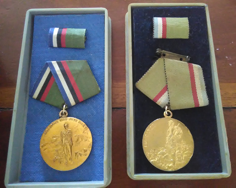 Idilio Eloy Mendieta atesora más de 20 medallas como combatiente e internacionalista, entre ellas la José Martí otorgada a los combatientes de la Columna 1 en Guisa (izquierda) y la de la Guerra de Liberación a los del Ejército Rebelde (derecha).