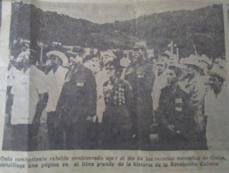 Acto en que fue impuesta la medalla José Martí a los combatientes de la Columna 1 en Guisa. Idilio Eloy Mendieta es el más alto de la foto.