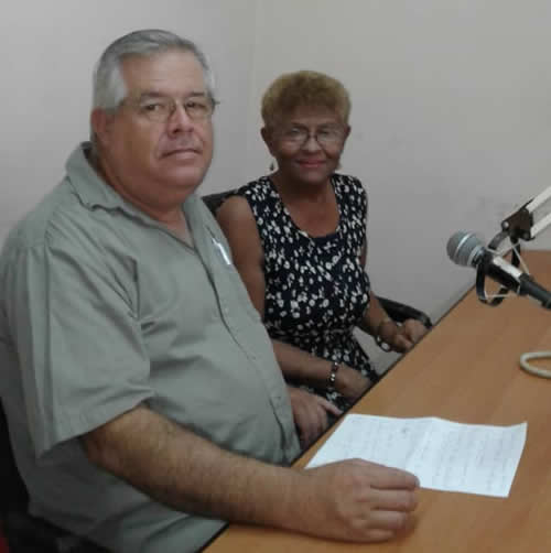 Paulina Duarte junto al locutor de Radio Nuevitas Ricardo Obryan.