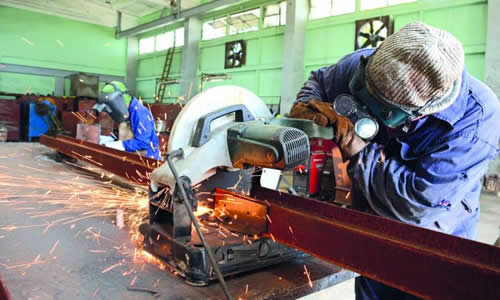 Estar en la CTE de Nuevitas permite comprender la «necedad» de quienes hacen que funcione toda esa mole de hierro, pasada de tiempo para la reparación capital.