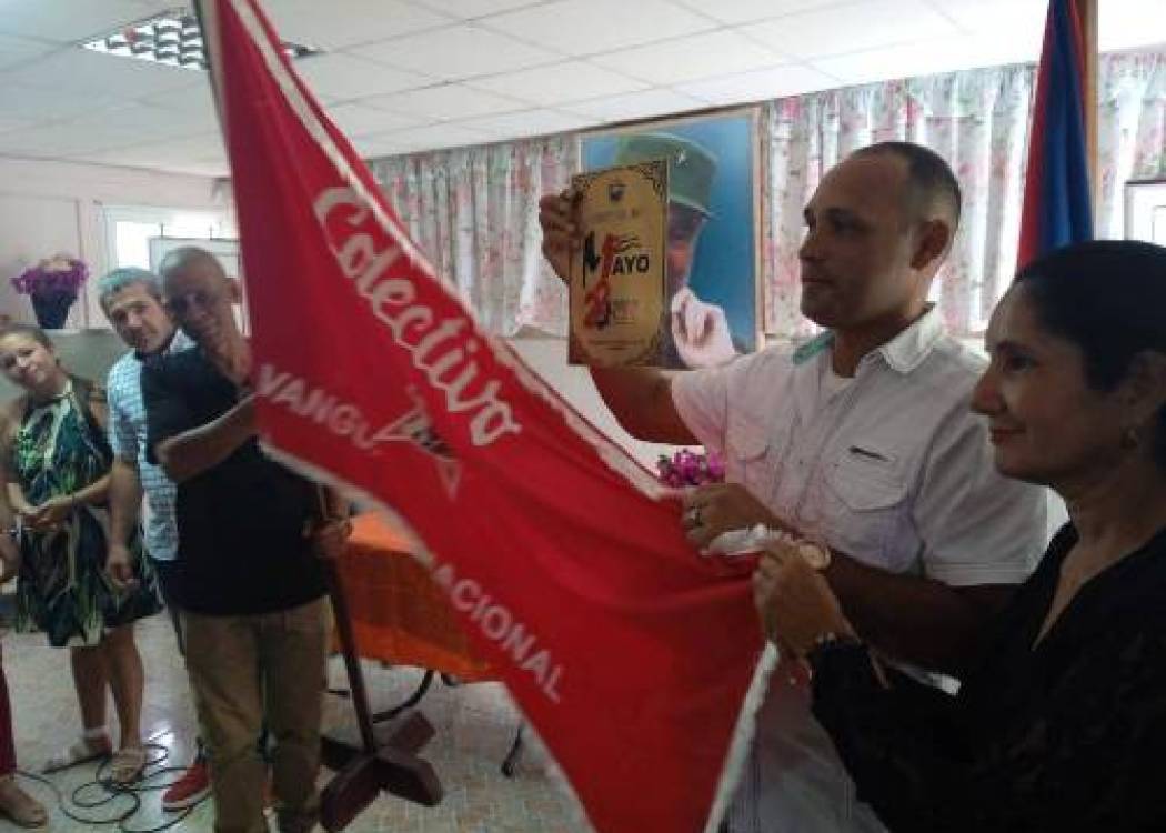 Astilleros del Oriente en Nuevitas recibe bandera Vanguardia Nacional