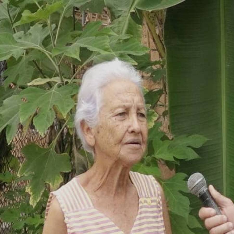 Con 81 años de edad Esther Cristina Téllez cultiva la tierra (+ Fotos)