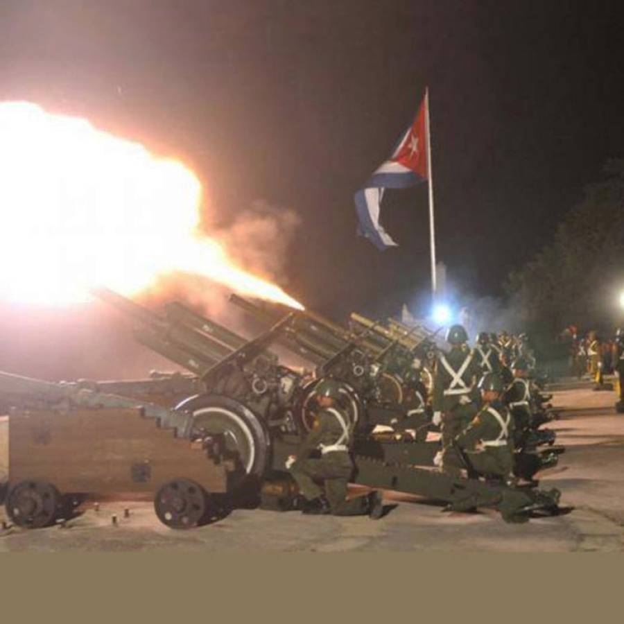 Salvas de artillería por aniversario del triunfo de la Revolución