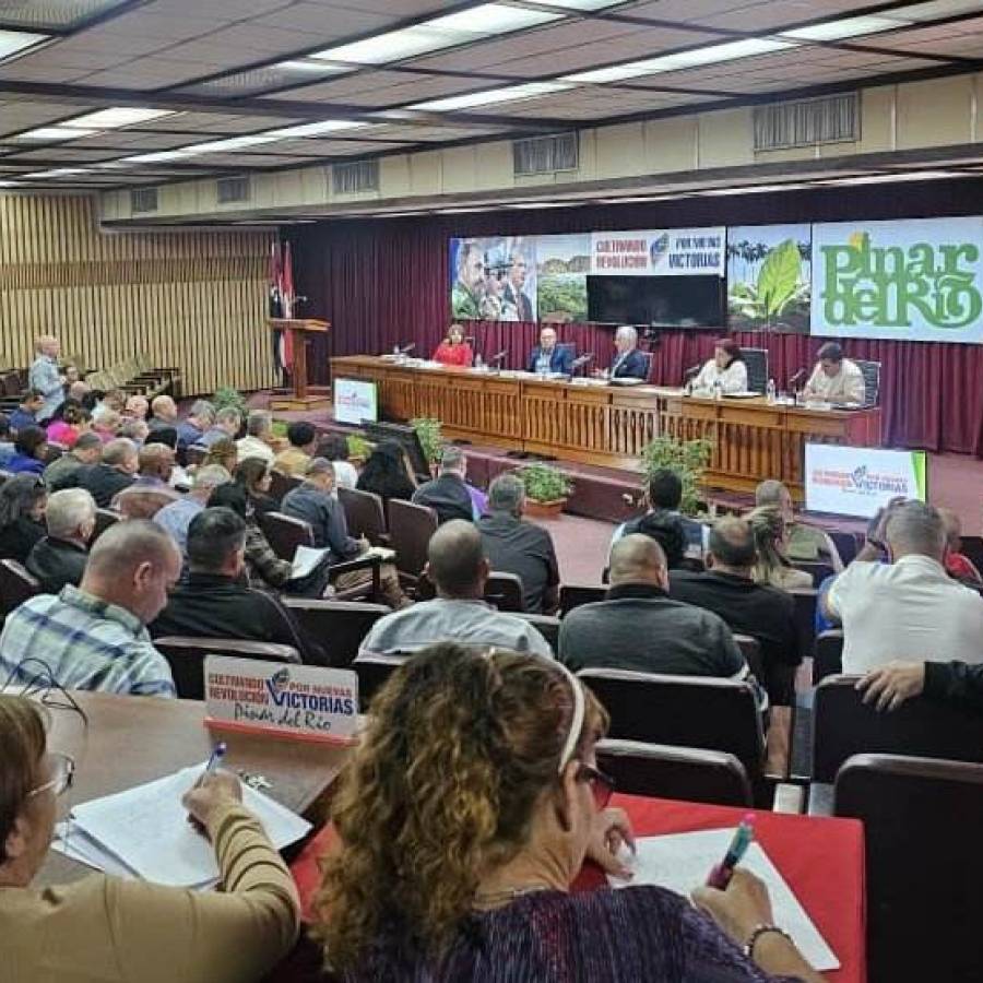 Asiste Díaz-Canel a plenos partidistas de Pinar del Río y Artemisa