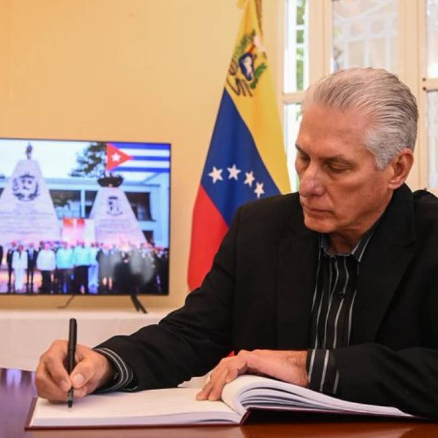 Díaz-Canel firma libro de condolencias por héroes de Cuba y Venezuela