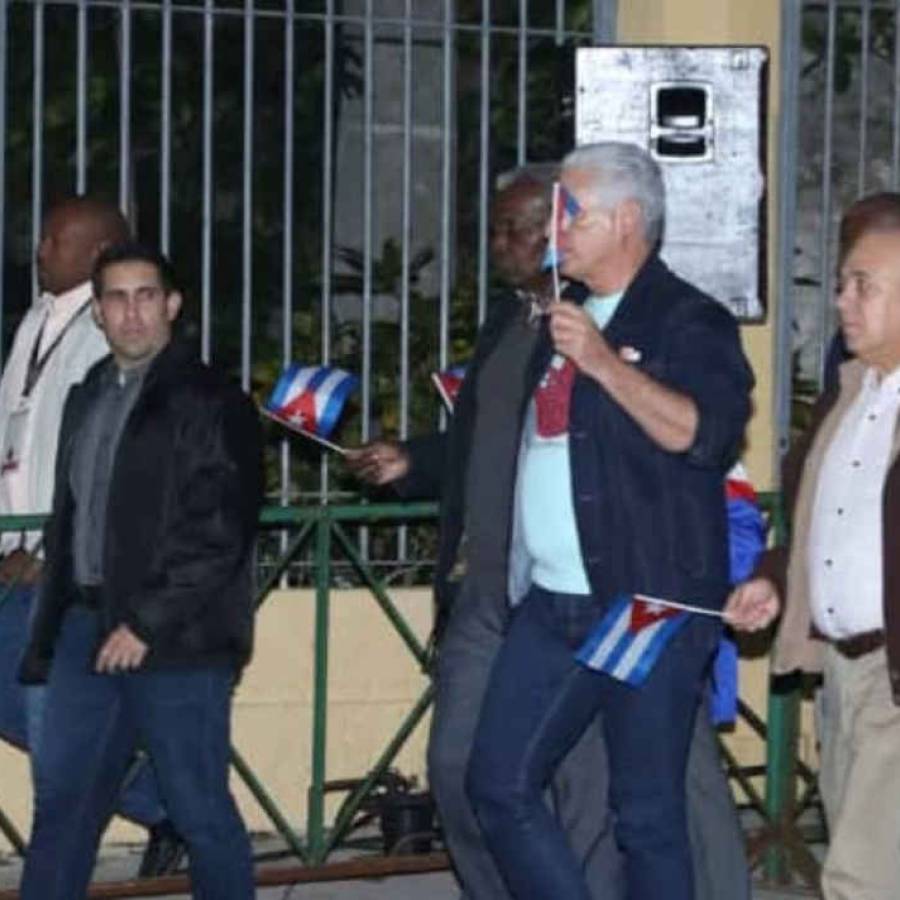 Presidente de Cuba encabezó tradicional Marcha de las Antorchas