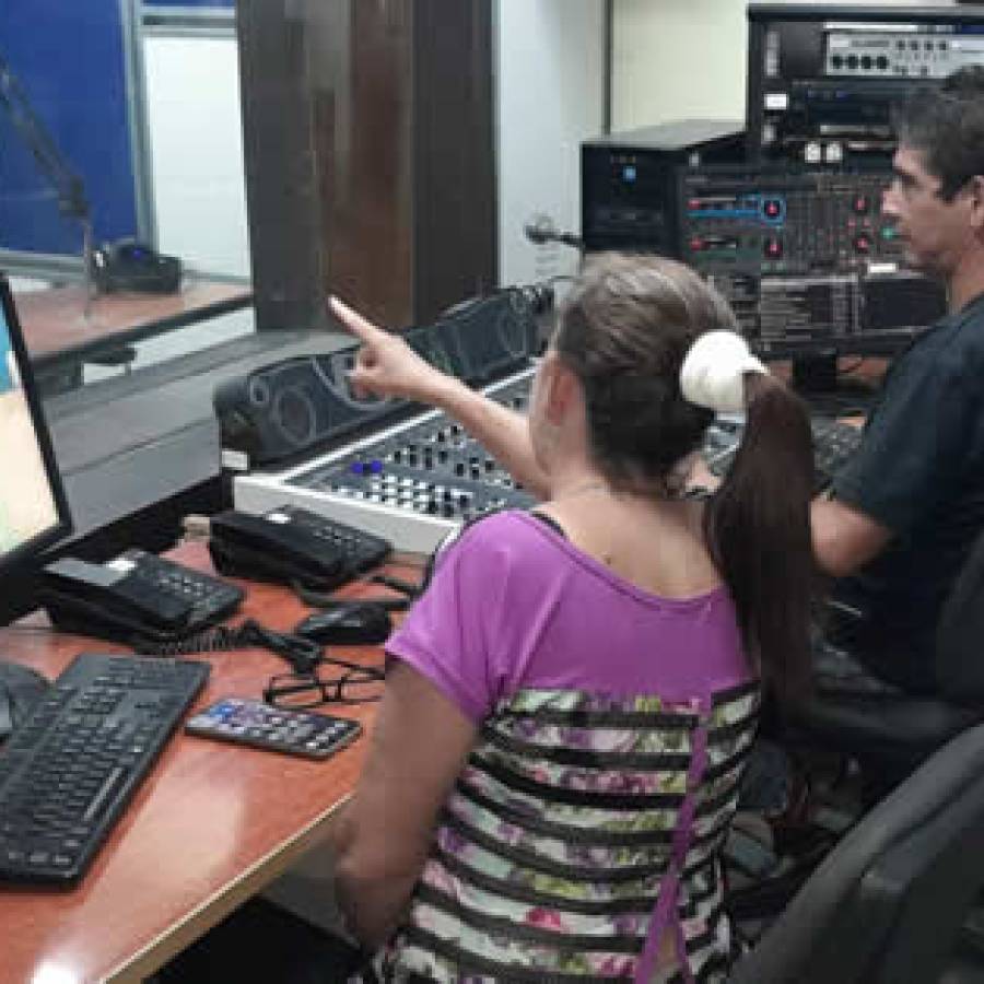Radio Nuevitas: la voz que late junto al mar