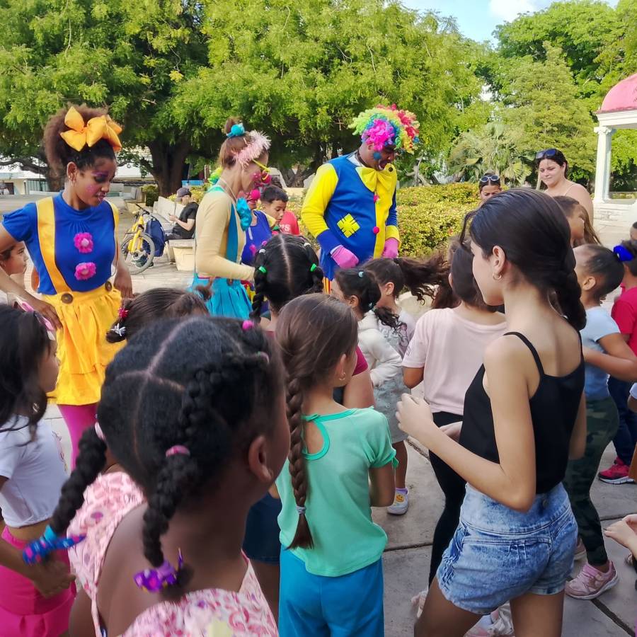 Llegaron los payasos al parque Salvador Cisneros de Nuevitas (+ Fotos y Post)