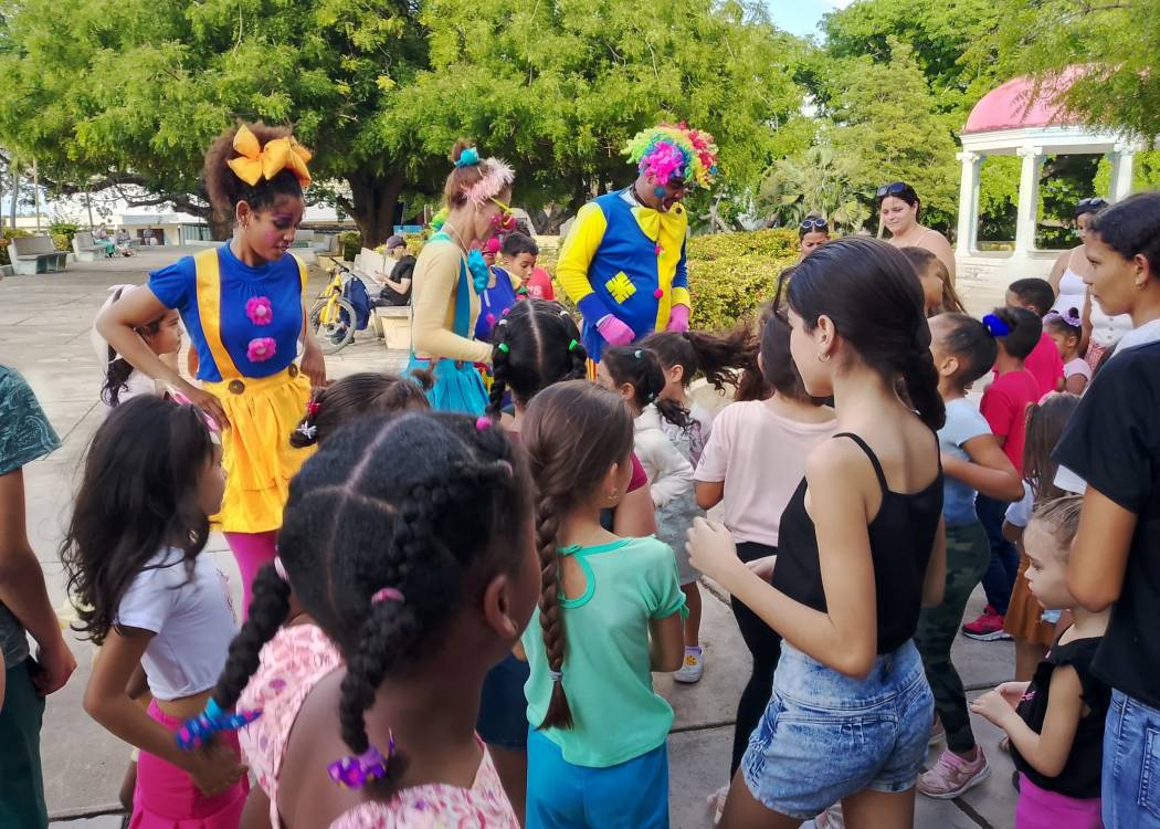 Llegaron los payasos al parque Salvador Cisneros de Nuevitas (+ Fotos y Post)