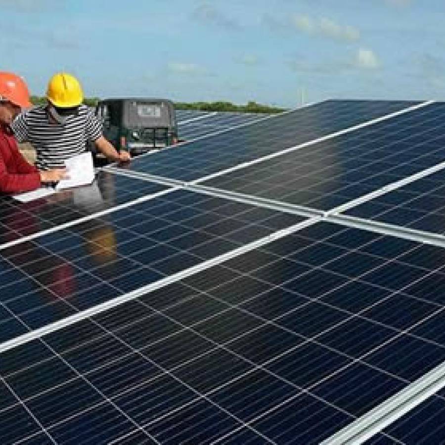 Colombia alista envío de paneles solares a Cuba, afirmó Petro