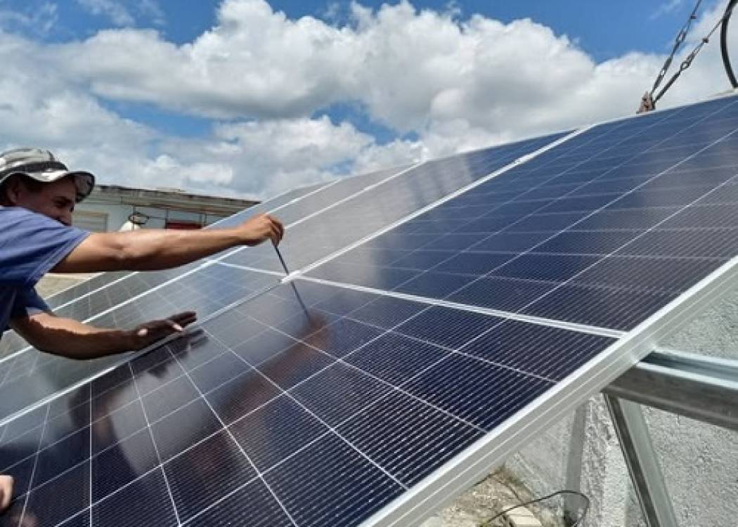 Fortalecida Radio Nuevitas con energía solar (+ Audio y Post)