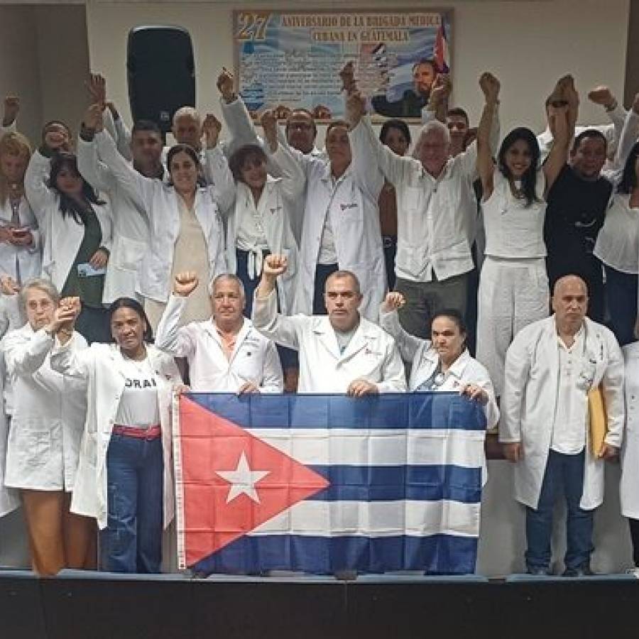 Grupo de 46 colaboradores de la salud cubanos regresa desde Guatemala