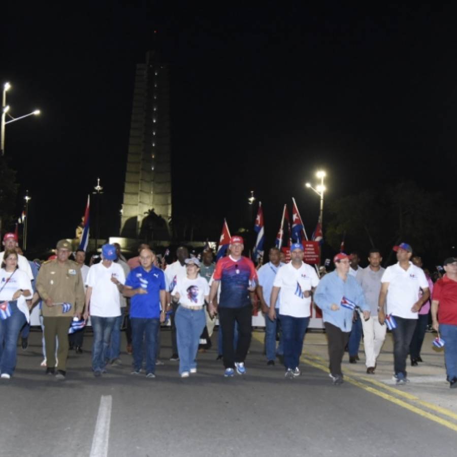 Cuba de pie en las calles celebra el Primero de Mayo