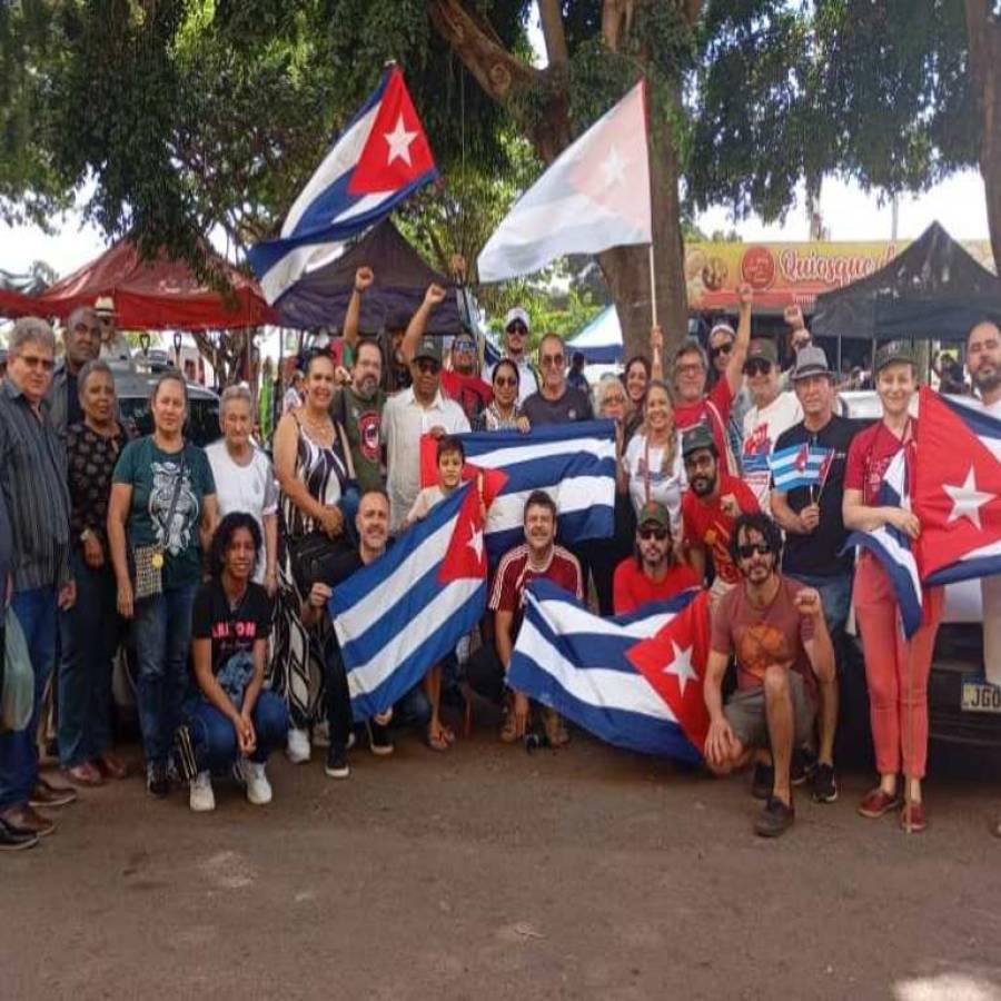 Caravana de autos reafirma apoyo brasileño a Cuba