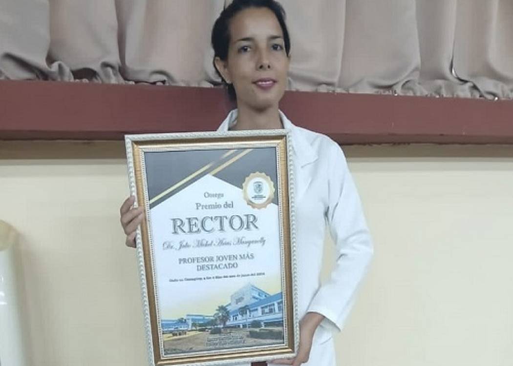 Premian trayectoria académica de joven médico de Nuevitas