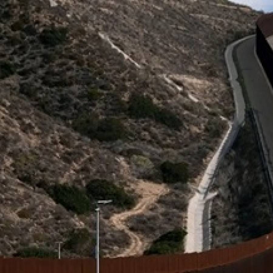 Trump espera concluir su muro fronterizo con México en 2027