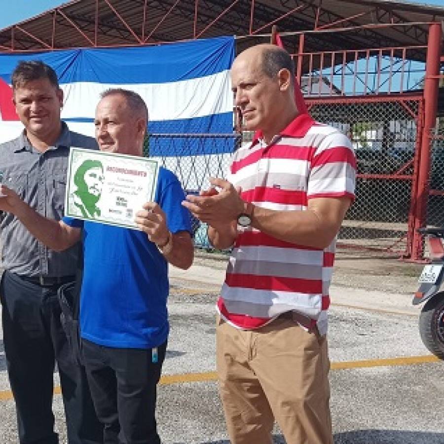 Reciben tres colectivos camagüeyanos de industrias distinción Centenario del Comandante