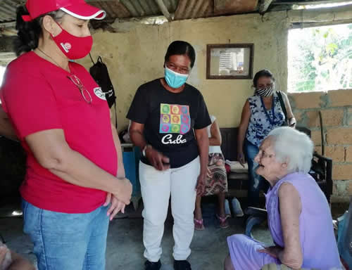 Leonor Varona Peláez en pocos meses disfrutará de una nueva vivienda, tras ser afectada por fenómenos meteorológicos. Hasta su hogar llegó la #VisitaParlamentaria que tiene lugar en #Camagüey. Con esta anciana intercambió Magda Ileana Pérez Matos, vicepresidenta de la Comisión de Industria, Construcciones y Energía de la Asamblea Nacional del Poder Popular.